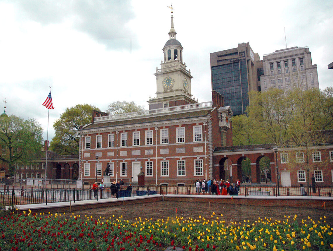 Colonial architecture: independence hall, philadelphia, usa - designed by edmund woolley and andrew hamilton, completed in 1753. - © r. Smith