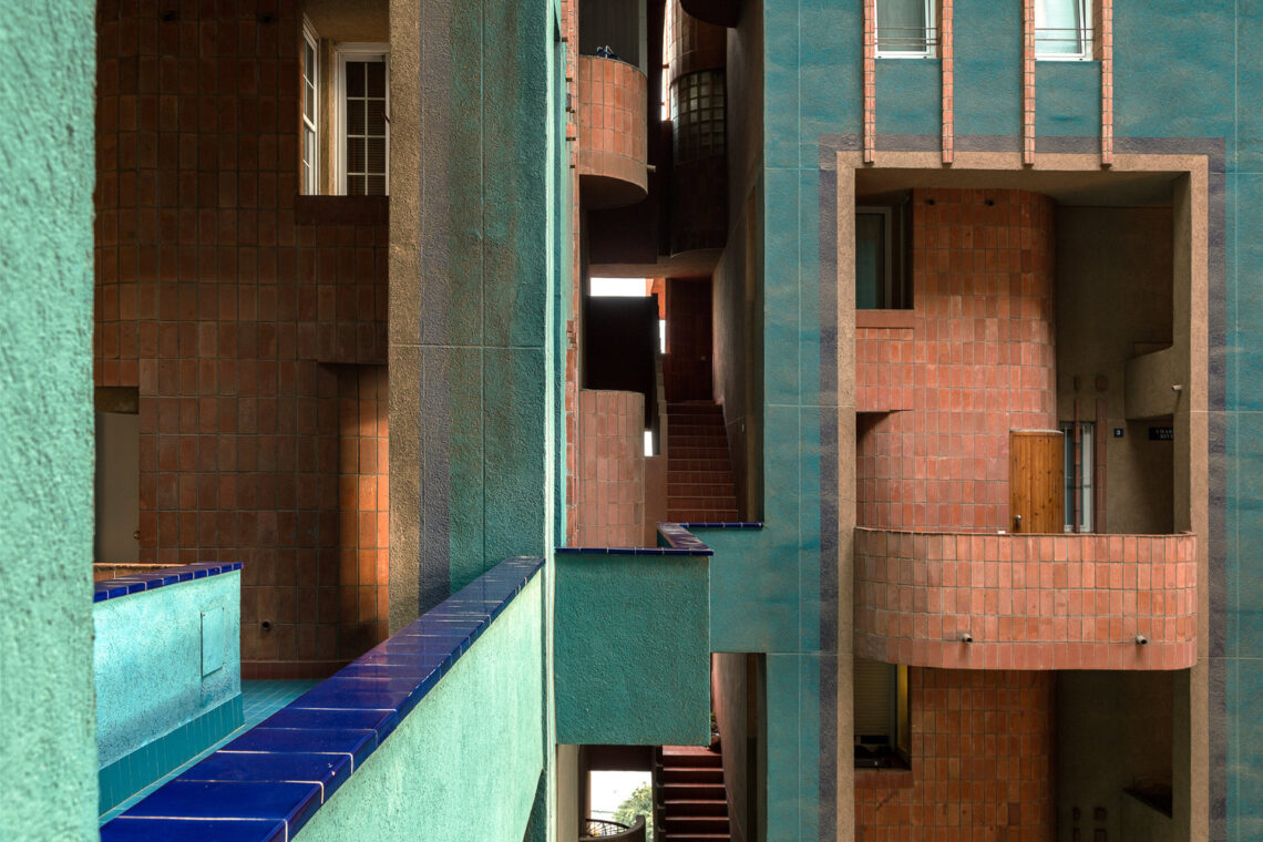 Futuristic social housing architecture walden by ricardo bofill inner courtyard detail © steve de vriendt
