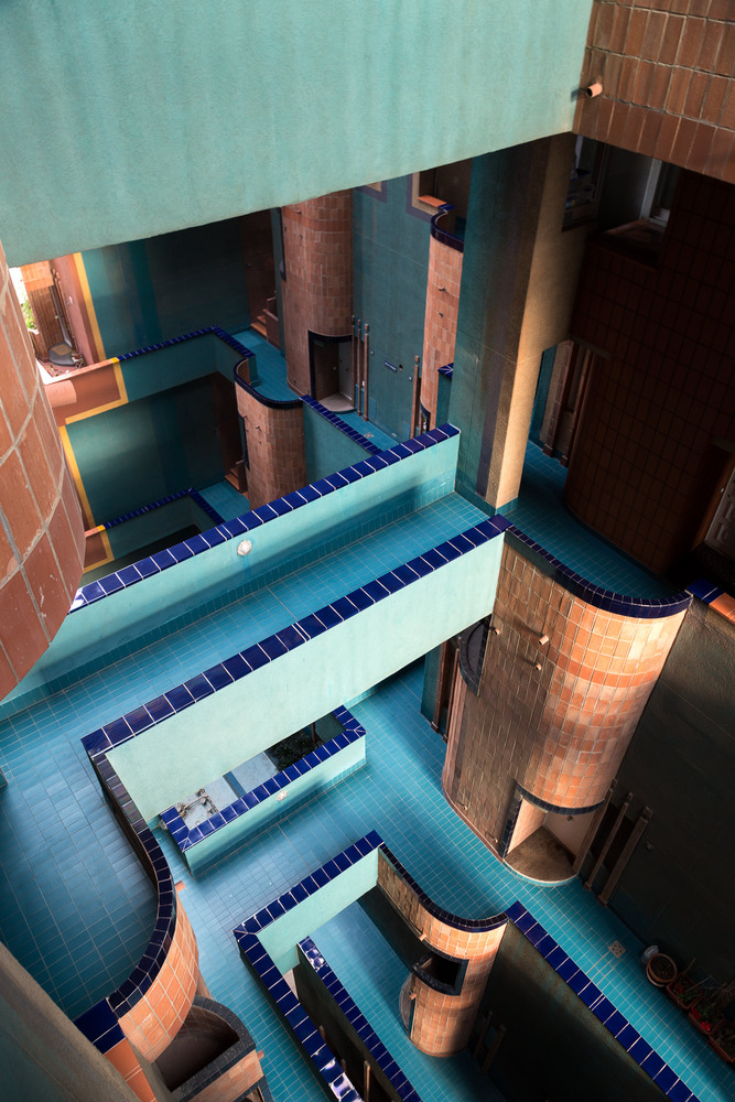 Futuristic social housing architecture walden by ricardo bofill inner courtyard detail © steve de vriendt
