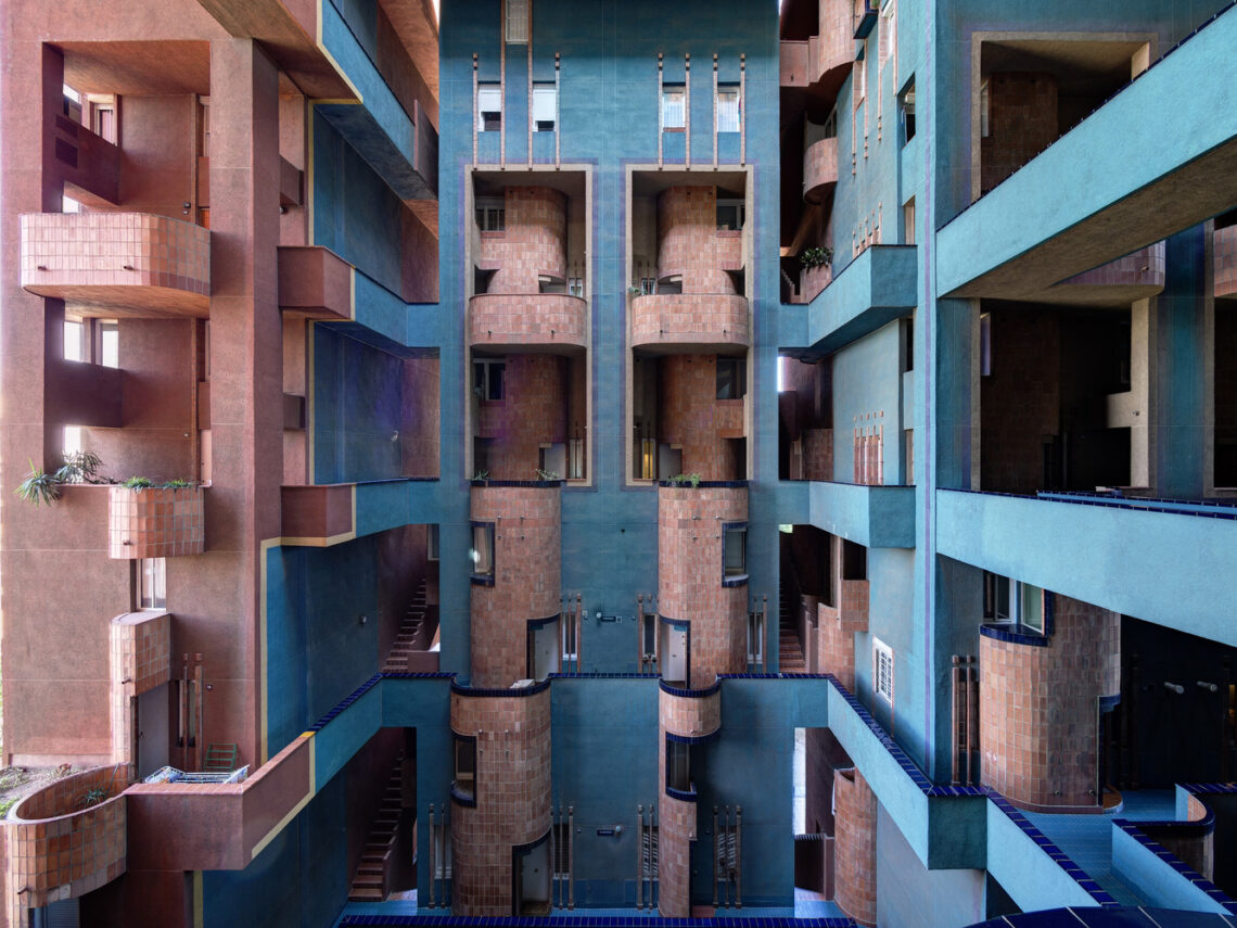 Futuristic social housing architecture walden by ricardo bofill inner courtyard © ricardo bofill