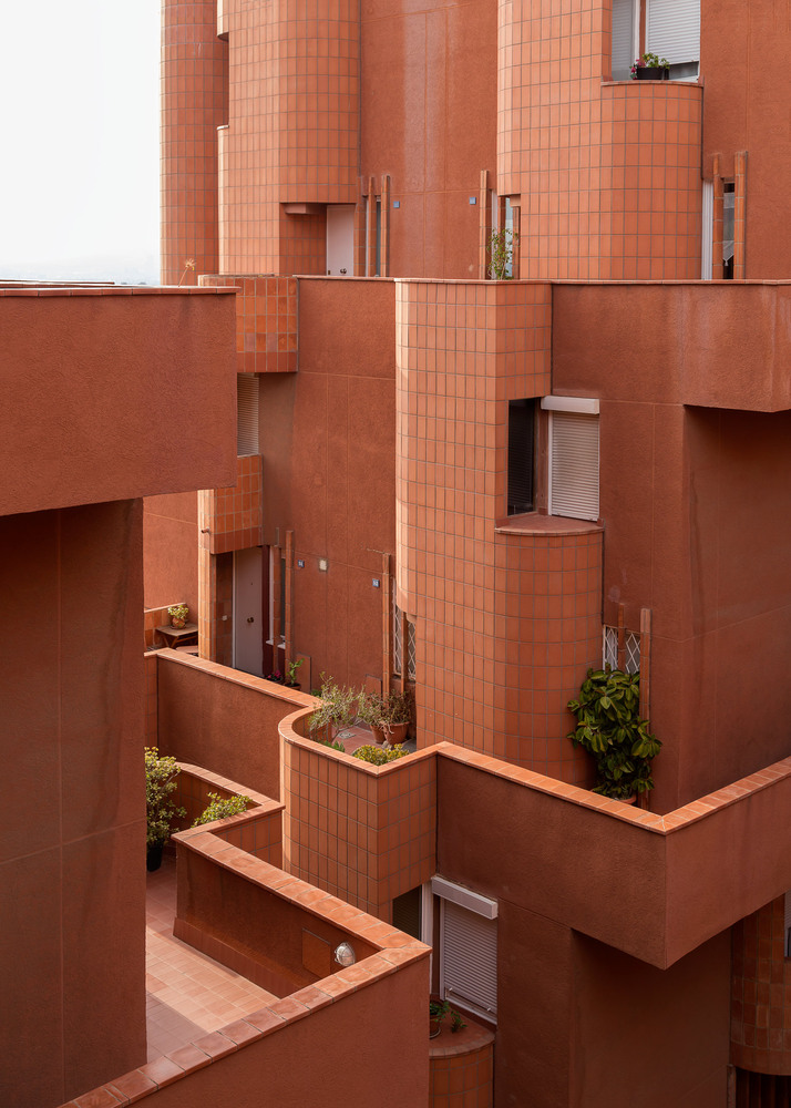 Futuristic social housing architecture walden by ricardo bofill inner courtyard detail © steve de vriendt