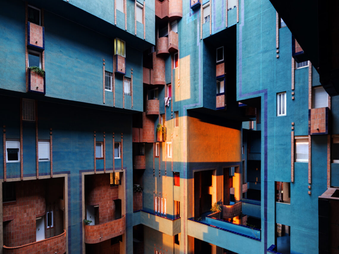 Futuristic social housing architecture walden by ricardo bofill inner courtyard © ricardo bofill