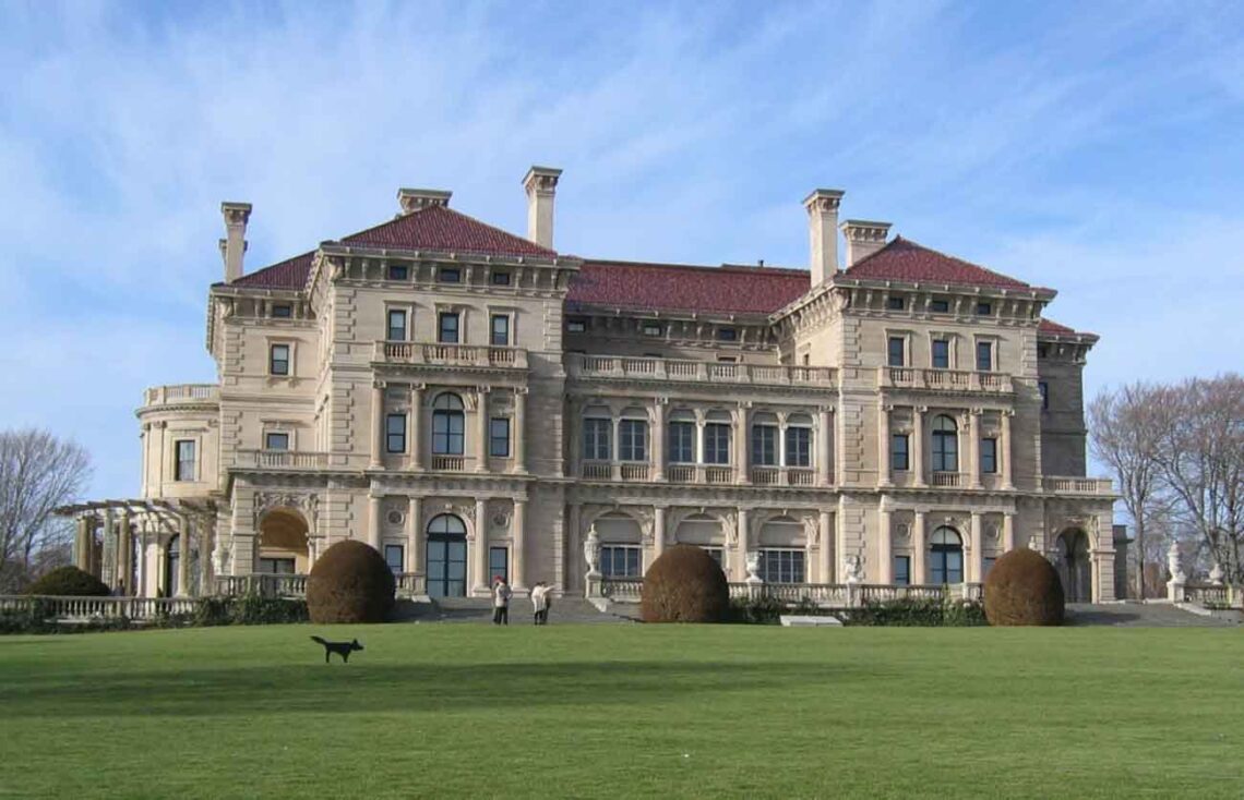 Late victorian architecture: the breakers, newport, rhode island, united states - designed by richard morris hunt, completed in 1895. - © itub