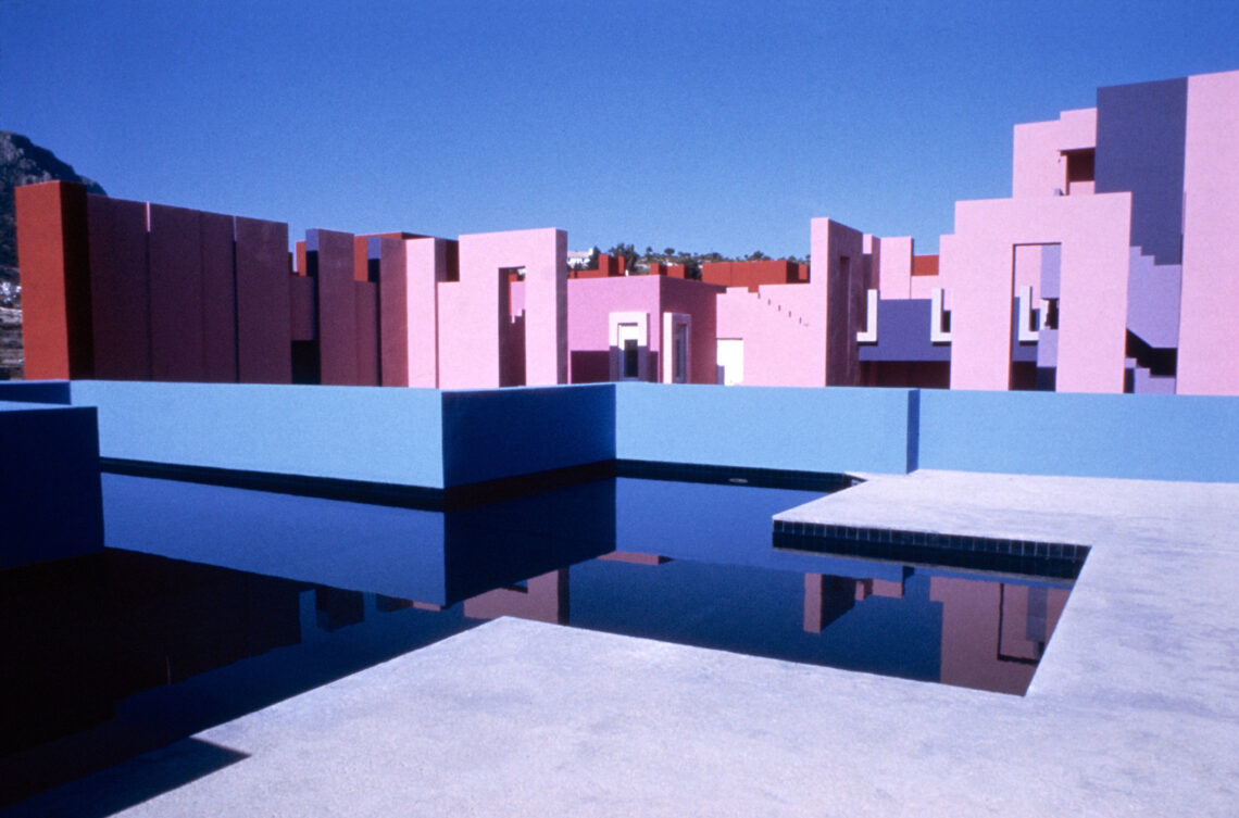 Monumental futuristic social housing architecture la muralla roja calpe spain designed by ricardo bofill completed in 1973 © ricardo bofill 3