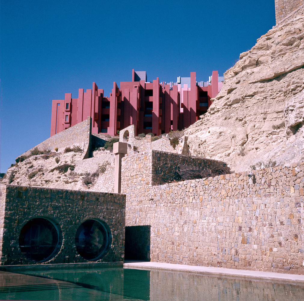 Monumental futuristic social housing architecture la muralla roja calpe spain designed by ricardo bofill completed in 1973 © ricardo bofill 5
