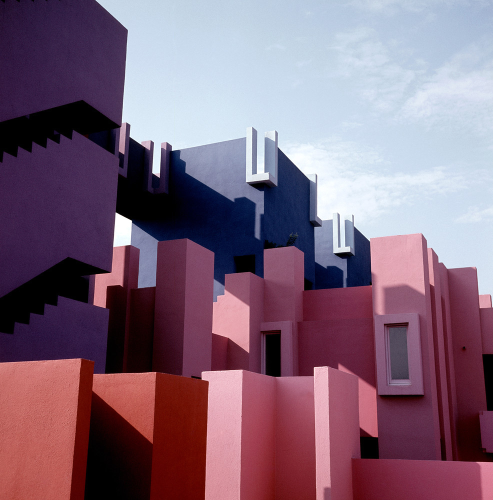 Monumental futuristic social housing architecture la muralla roja calpe spain designed by ricardo bofill completed in 1973 © ricardo bofill 6