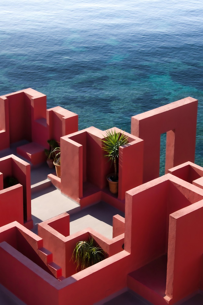 Monumental futuristic social housing architecture la muralla roja calpe spain designed by ricardo bofill completed in 1973 © ricardo bofill 7