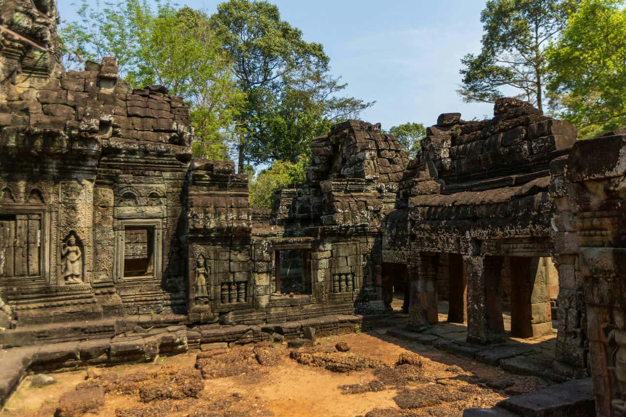 Angkor wat temple interior ruins © serg alesenko