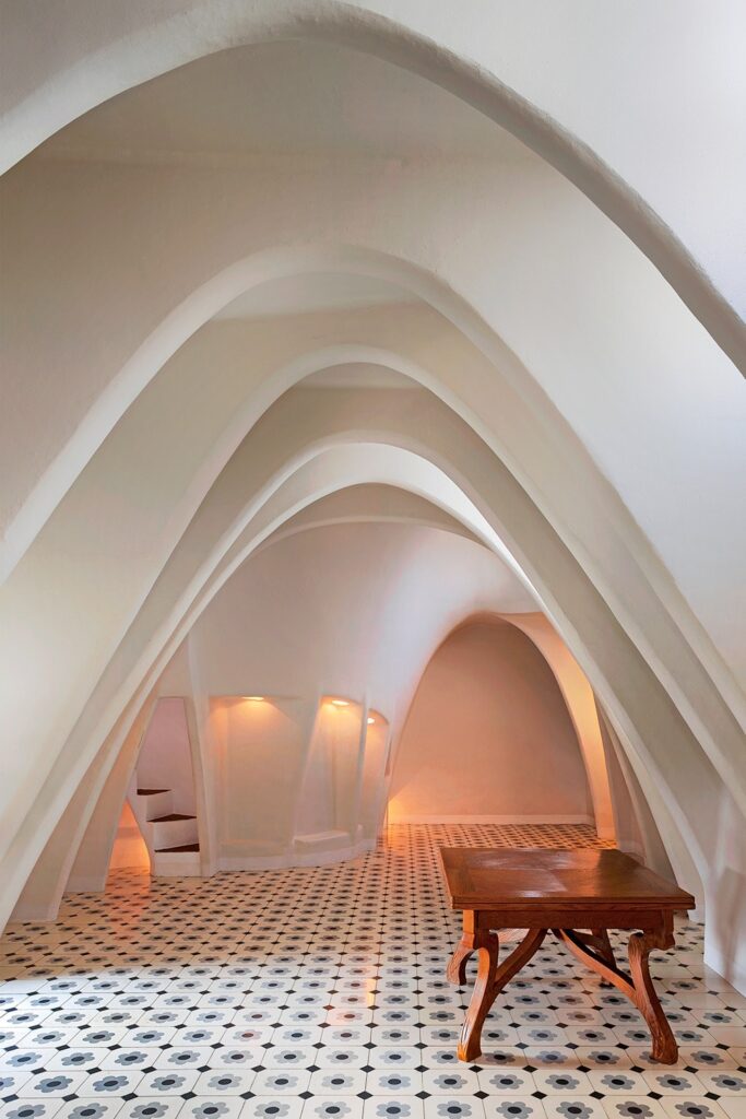 Antoni gaudi: casa batlló attic arches © david cardelus