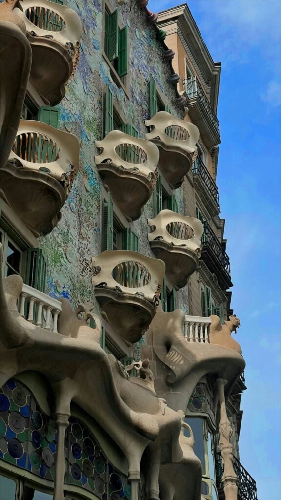Antoni gaudi: casa batlló balconies © alexsander barhon