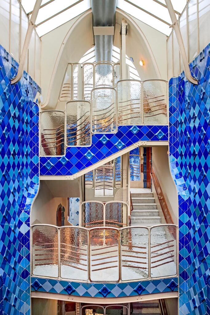 Antoni gaudi: casa batlló blue patio stairs and roof arch © david cardelus