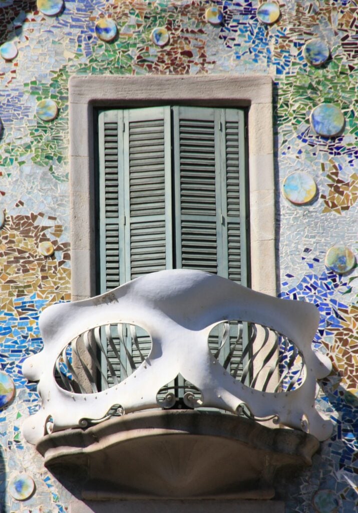 Antoni gaudi: casa batlló closeup balcony © nico kraeima