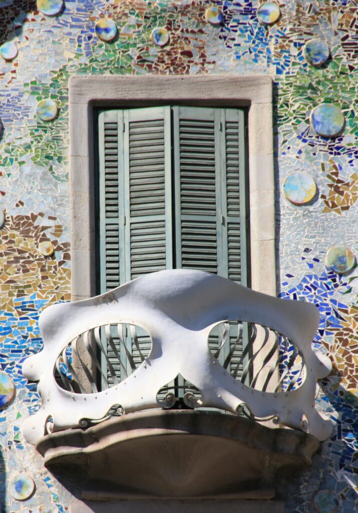 Antoni Gaudí: Biography, Works, Awards 219 Antoni gaudi: casa batlló closeup balcony © nico kraeima