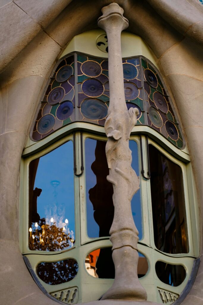 Antoni gaudi: casa batlló closeup window details © alessandra verre