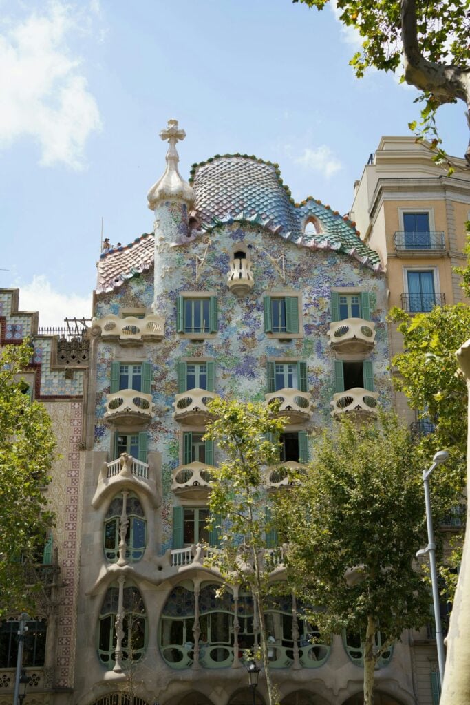Antoni gaudi: casa batlló façade © mateusz walendzik