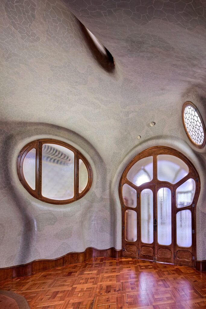 Antoni gaudi: casa batlló main entrance lobby to the noble floor © david cardelus
