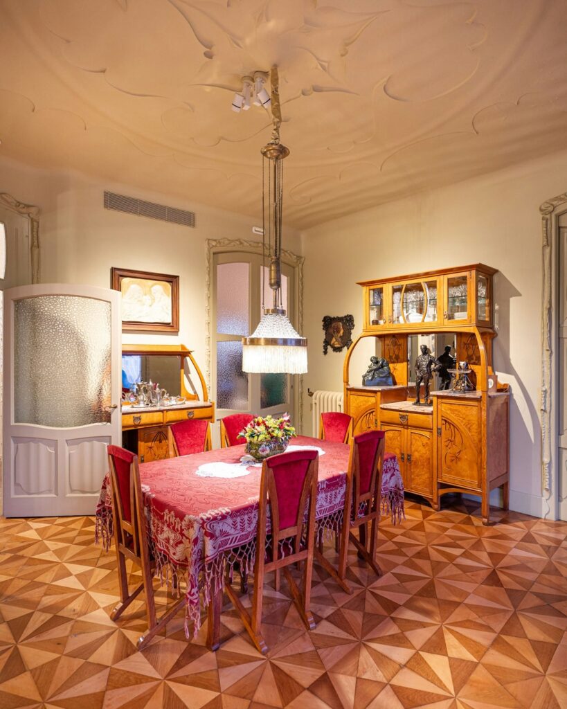 Antoni gaudi: casa mila dining room © dominik gehl