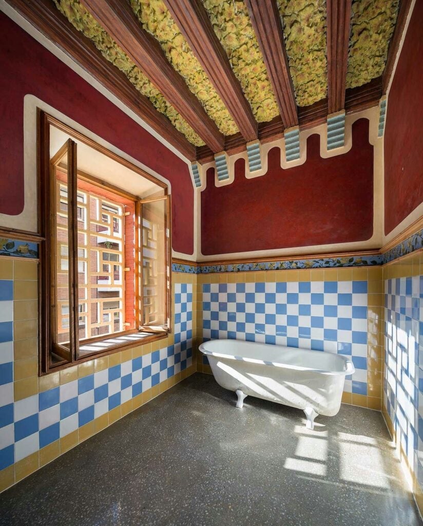 Antoni gaudi: casa vicens bathroom © pol viladoms