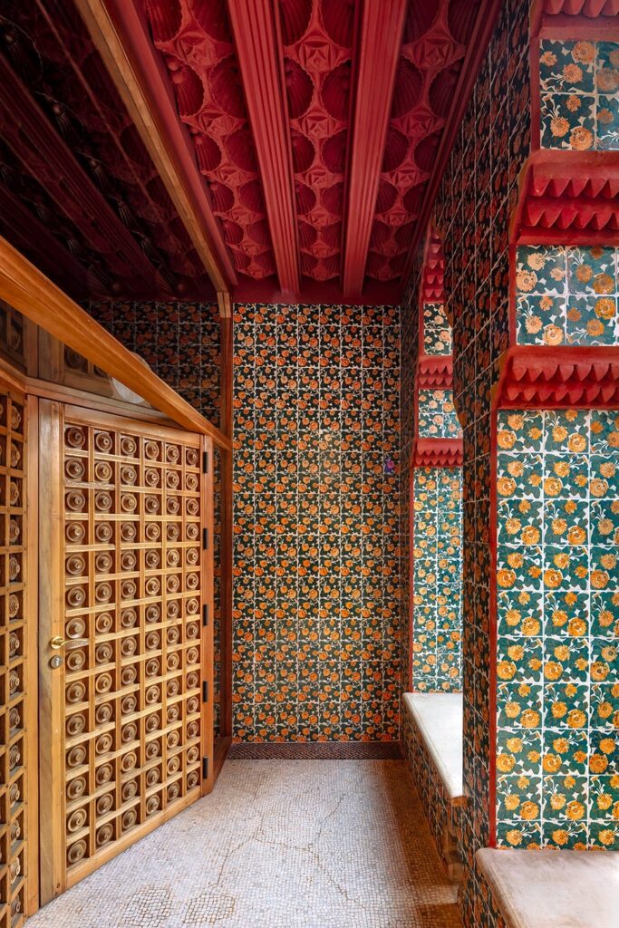 Antoni Gaudí: Biography, Works, Awards 201 Antoni gaudi: casa vicens ornate details © david cardelús