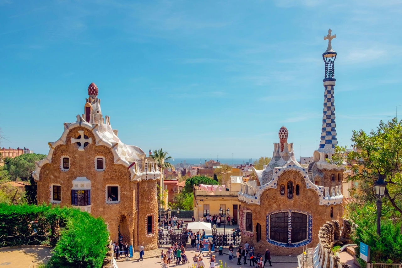 Antoni gaudi: park güell gingerbread houses © daniel corneschi