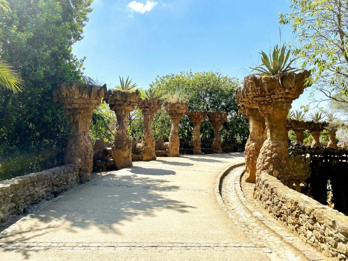 Antoni gaudi: park güell stone walkway © lenny van camp
