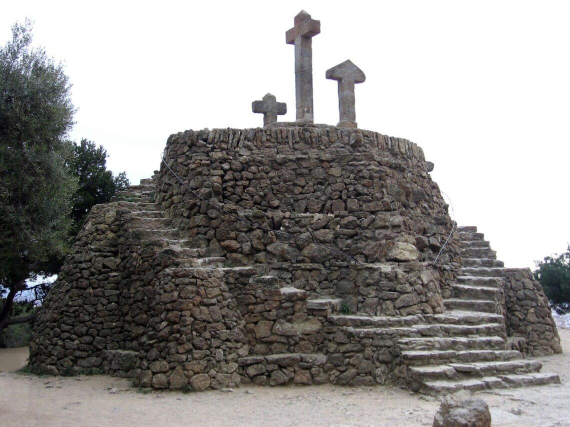 Antoni Gaudí: Biography, Works, Awards 173 Antoni gaudi: park güell three crosses © canaan