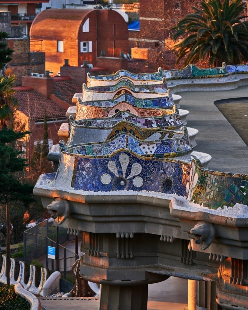 Antoni Gaudí: Biography, Works, Awards 177 Antoni gaudi: park güell trencadis benches © hector ruiz golobart