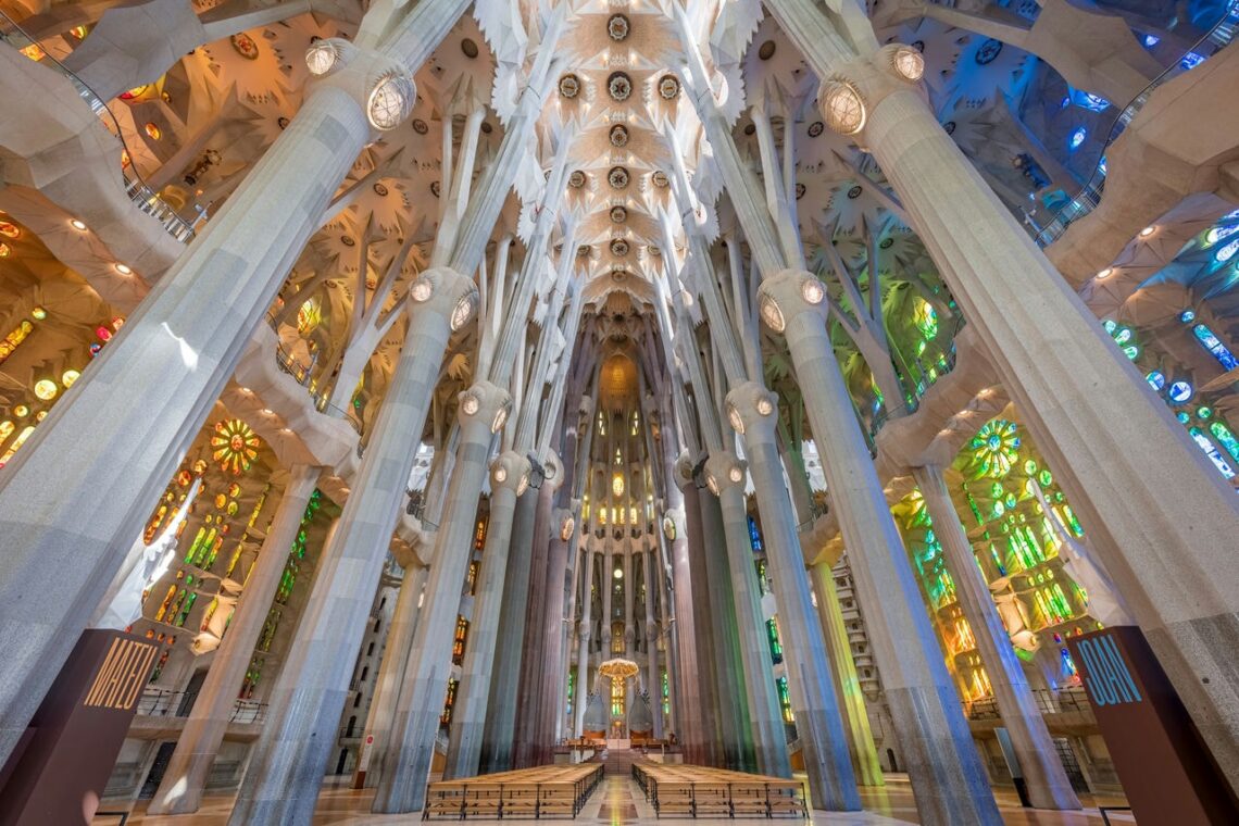 Antoni gaudi: sagrada familia central nave © construction board foundation of the expiatory temple of the sagrada família