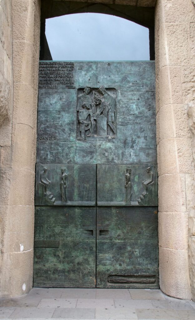 Antoni gaudi: sagrada familia door © tony hisgett