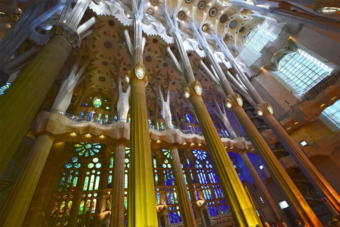 Antoni gaudi: sagrada familia transept and nave © rob tomlinson