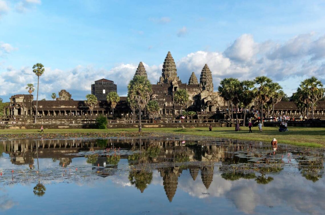 Architectural landmark: angkor wat front side © jakub hałun