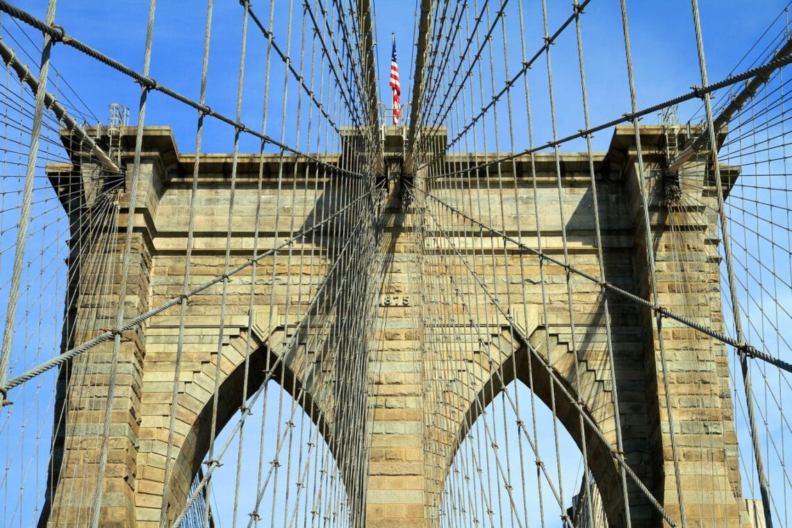 Architectural landmark: brooklyn bridge cables © lngfbruno