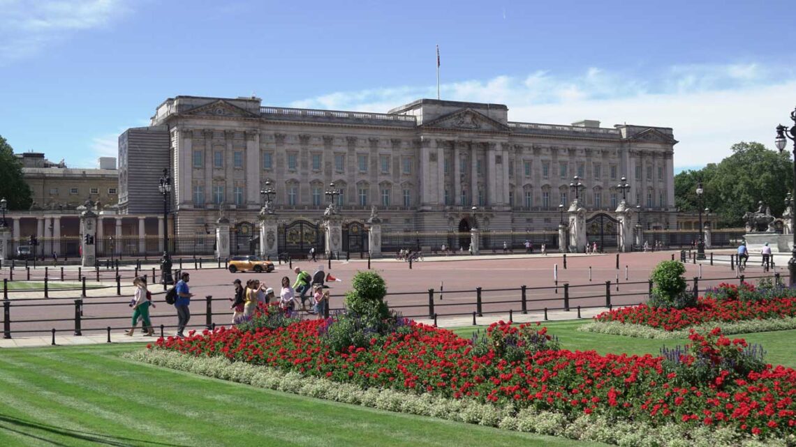 Architectural landmark: buckingham palace view from garden in front © jr bradbury