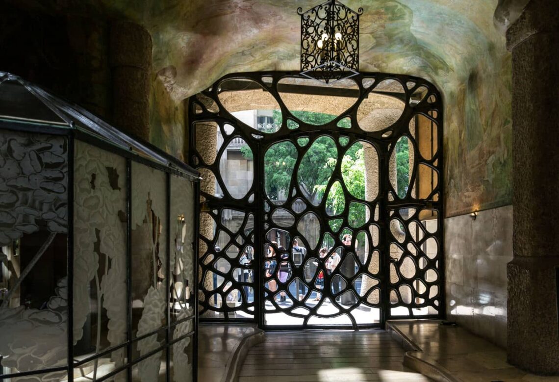Architectural landmark: casa milà, entrance gate © domenico convertini