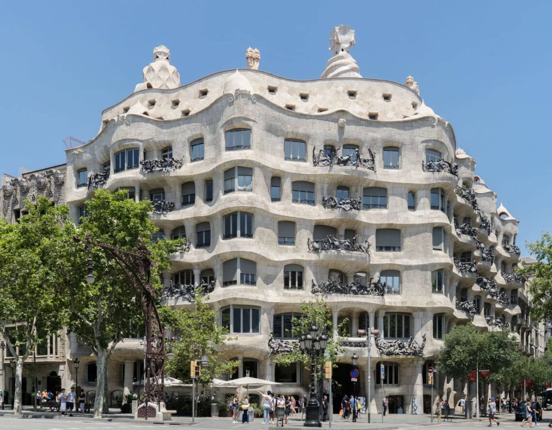 Architectural landmark: casa milà, façade © thomas ledl