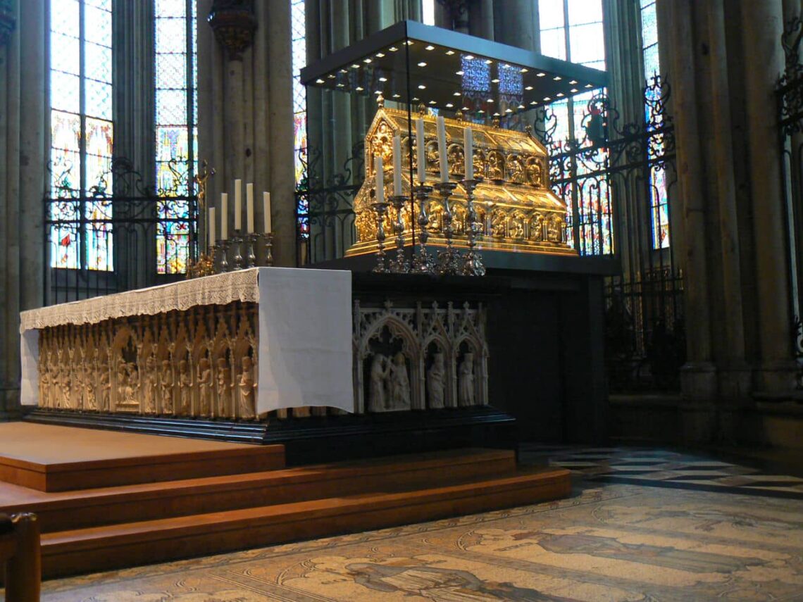Architectural landmark: cologne cathedral high altar and golden tomb of the three wise men © adrienne bartl