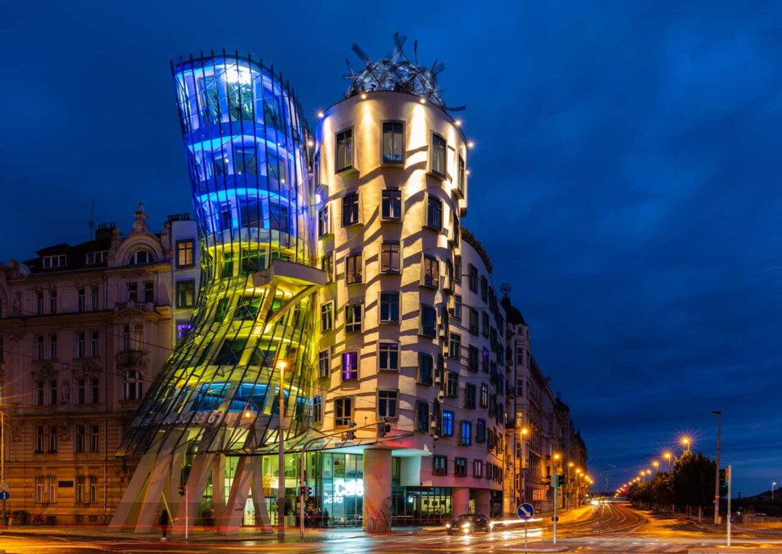 Architectural landmark: dancing house, at night © diego delso