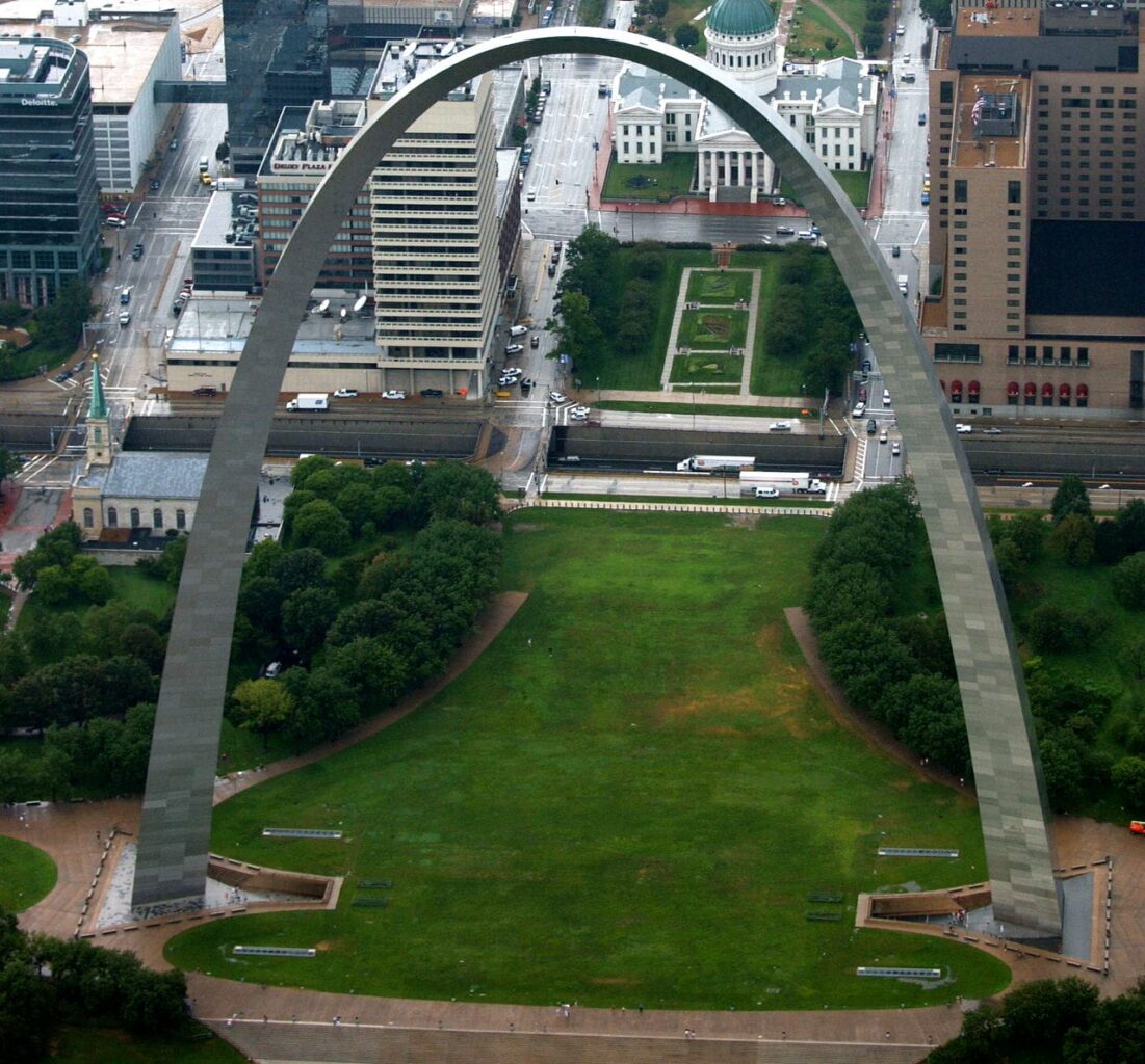 Architectural landmark: gateway arch aerial © justin d. Pyle