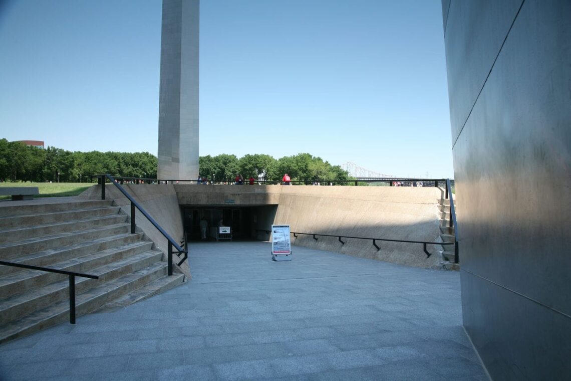 20 Famous Architectural Landmarks In The United States For Architects 245 Architectural landmark: gateway arch south entrance ยฉ daniel schwen