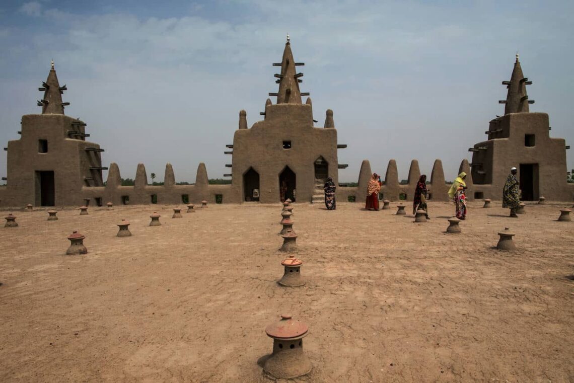Architectural landmark: great mosque of djenne, roof © united nations photo