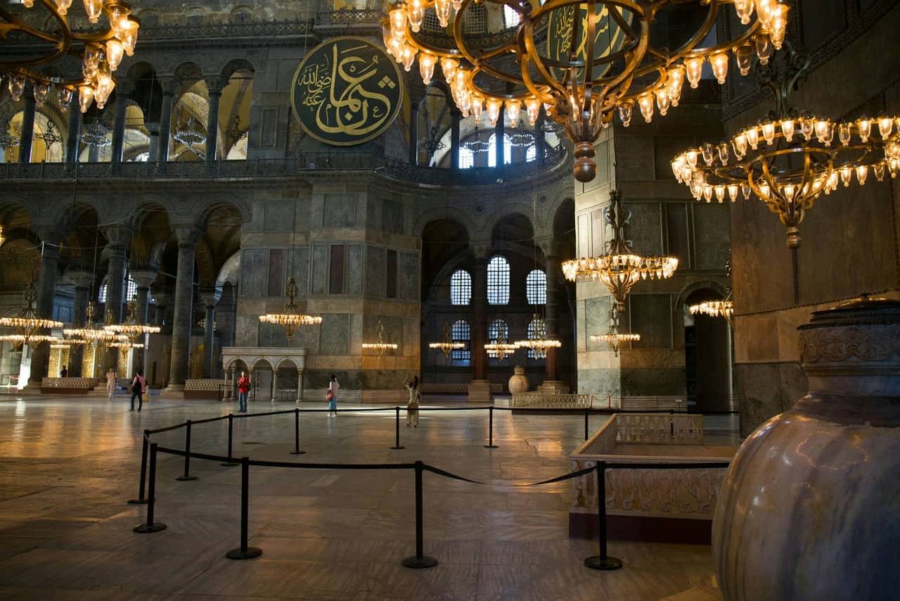 Architectural landmark: hagia sophia interior chandeliers © ignacio pereira