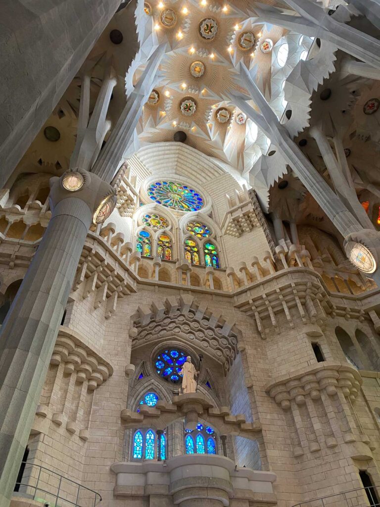 Architectural landmark: sagrada familia interior © luo