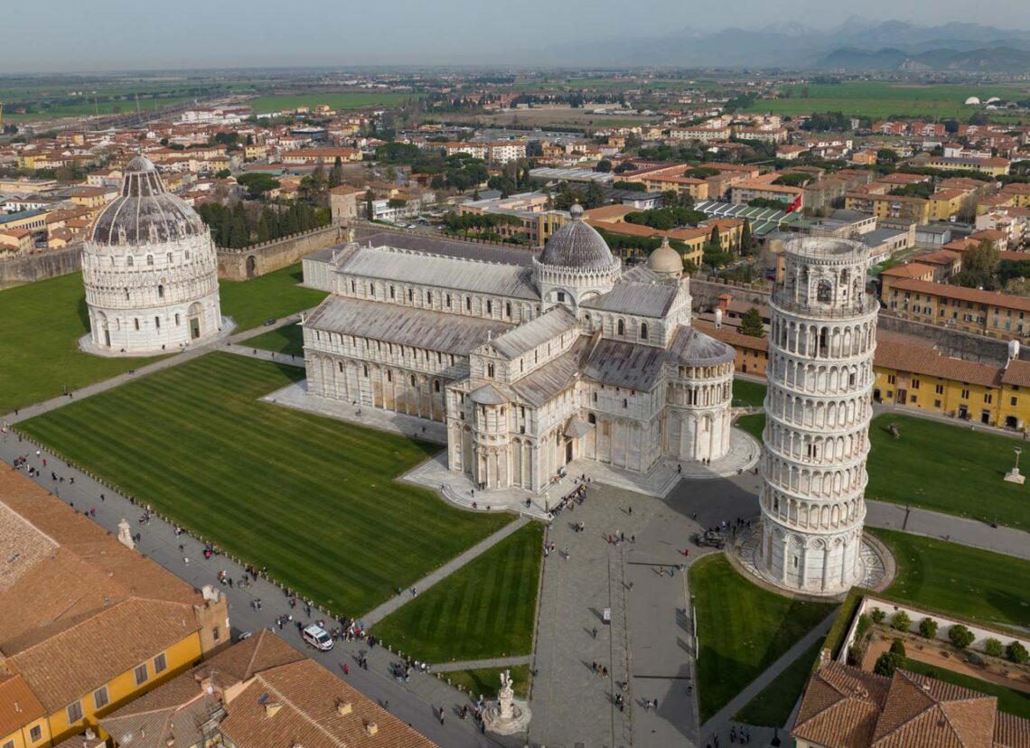 Architectural landmark: leaning tower of pisa cathedral square © arne müseler