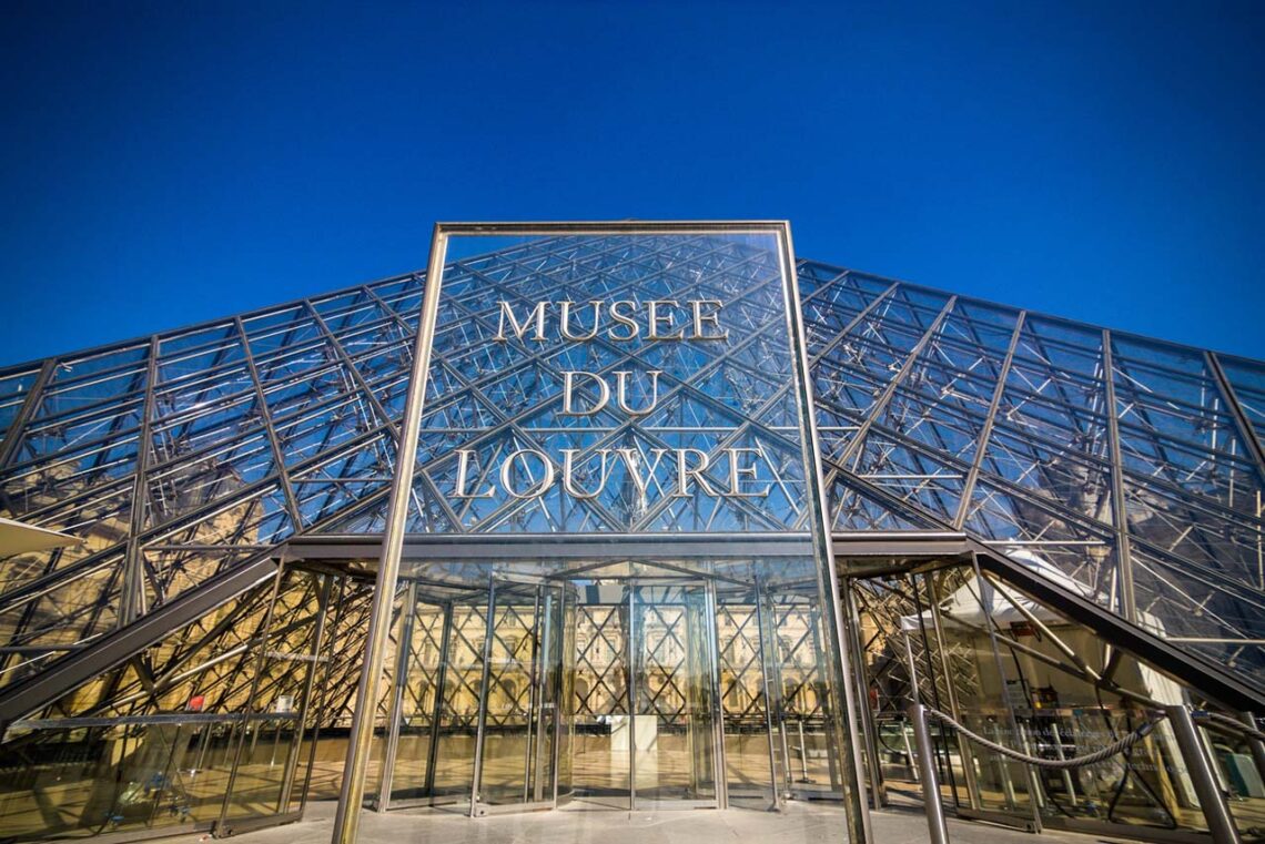 Architectural landmark: louvre pyramid, entrance © never house / flickr