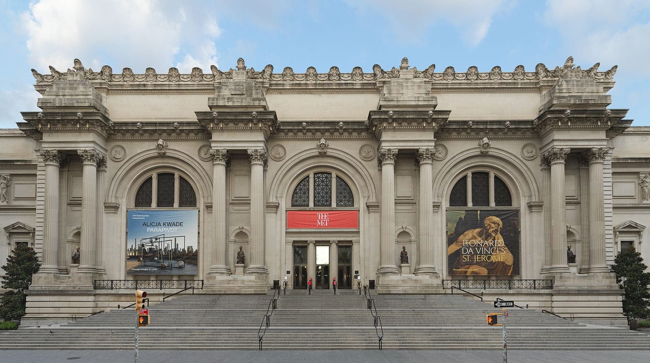 Architectural landmark: metropolitan museum of art façade © hugo schneider