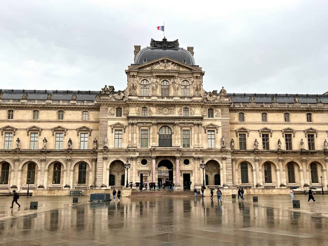 Architectural landmark: musée du louvre, façade © rajkumar bhandari