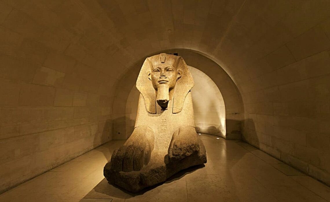 Architectural landmark: musée du louvre, great sphinx of tanis © daniele d'andreti