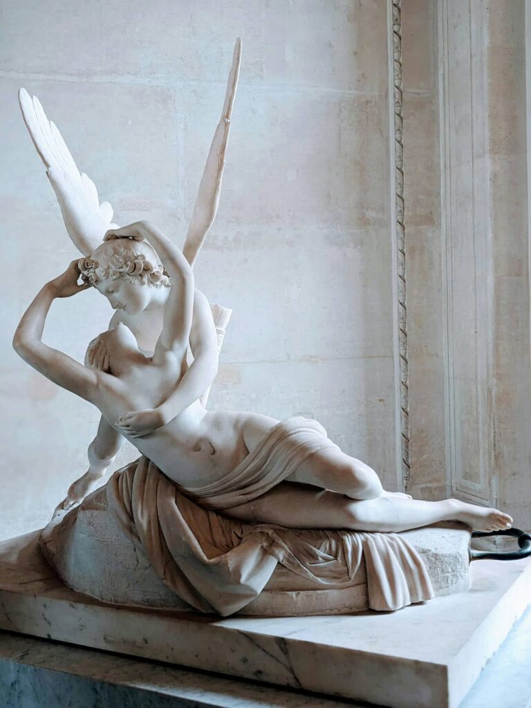 Architectural landmark: musée du louvre, psyche revived by cupid's kiss © lais perlstein