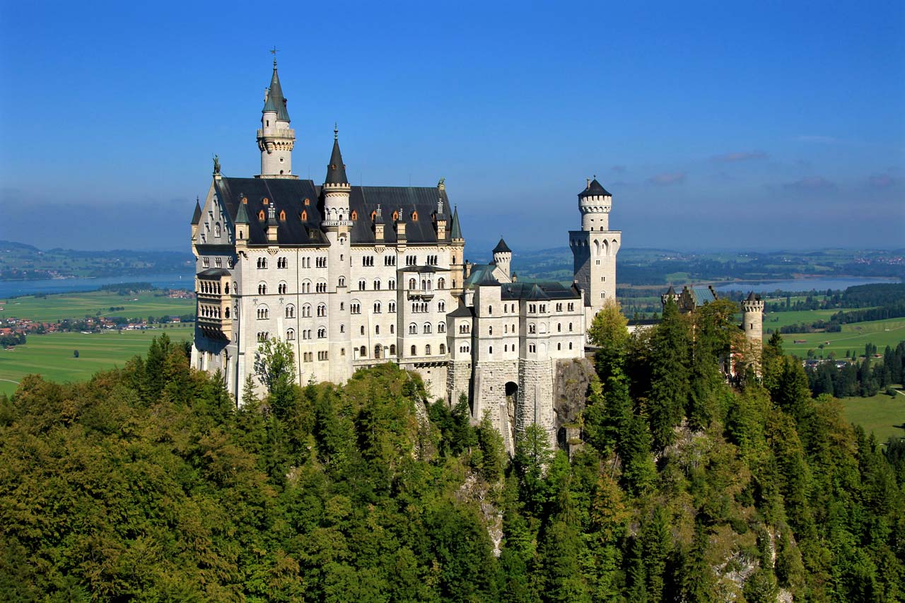Architectural landmark: neuschwanstein castle during day time © pascal borener