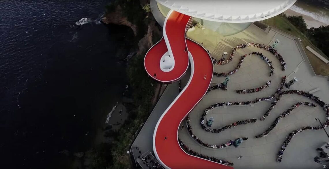 Architectural landmark: niterói contemporary art museum, scarlet walkway top view © louis vuitton